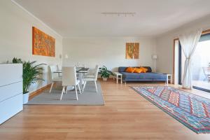 Et opholdsområde på Algarve Oceanfront Luxury Apartment w Pool