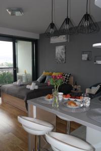 um quarto com uma cama e uma mesa com comida em Studio apartman Kristina i Anamaria em Zagreb