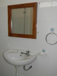 A bathroom at Trawangan Cottage 2