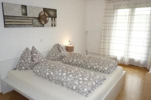 un divano bianco con cuscini in una stanza di Wirtshaus zum Stern a Satteins