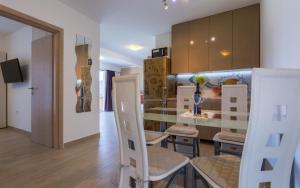 Μια τηλεόραση ή/και κέντρο ψυχαγωγίας στο Apartment Trava just a few steps from the seaside