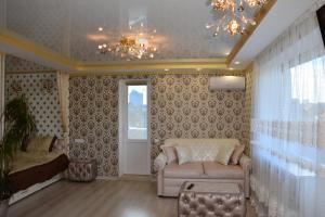 a living room with a couch and a chandelier at Apartaments on Preobrazhenskaya 8 in Kropyvnytskyi