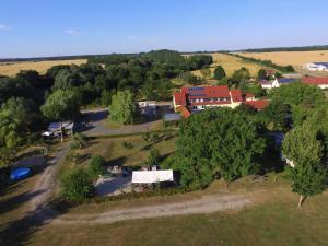 an aerial view of a village with a house and trees at Star Camp Cosa, Ferienwohnungen, Camping, Schlaffässer in Friedland