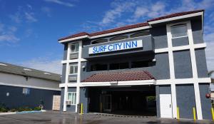 亨廷顿海滩冲浪城酒店的一座建筑,上面标有阅读明星城市旅馆