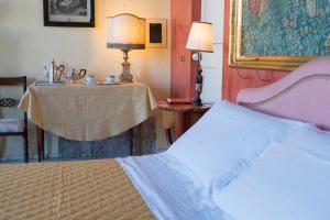 una camera con letto e tavolo con lampada di Luxory suite su Lungarno a Pisa