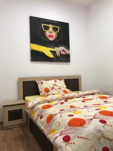 a bed with a picture of a woman wearing sunglasses at Regim Hotelier Pietonală in Oradea