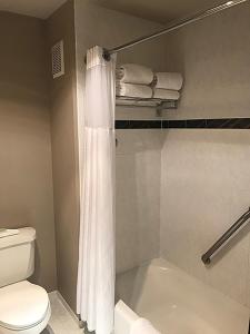 Salle de bains dans l'établissement Shilo Inn Suites Klamath Falls