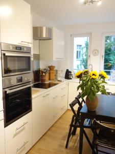 Een keuken of kitchenette bij Private Rooms in Prenzlauerberg