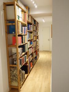 Η βιβλιοθήκη του δωματίου σε οικογενειακή κατοικία
