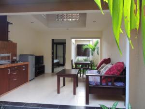 Praschita Bali في سانور: غرفة معيشة مع أريكة وطاولة