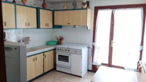 a kitchen with a white stove top oven next to a window at Casa Ca l'Esperanso in Sarreal