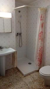 uma casa de banho com um chuveiro, um WC e um lavatório. em Casa Ca l'Esperanso em Sarreal