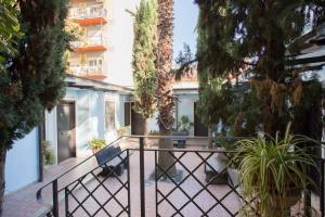 einen Balkon eines Hauses mit einer Bank und Bäumen in der Unterkunft Residence Lodi in Rom