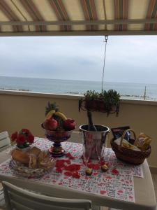 - une table avec de la nourriture et une vue sur l'océan dans l'établissement Casa Vacanze In Love, à Marina di Montemarciano