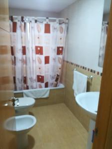 łazienka z 2 umywalkami, toaletą i prysznicem w obiekcie Apartamento Pergar II Alojamiento para empresas-WIFI 4 Personas w mieście Las Gabias