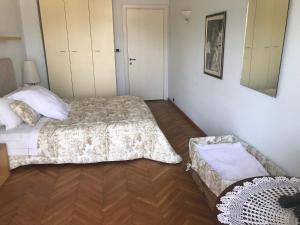 Un dormitorio con 2 camas y un banco. en Leoni CharmingHouse, en Milán