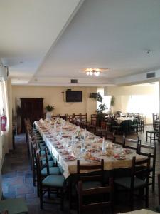 Castellafiume的住宿－Lo Scoiattolo，大型用餐室配有长桌和椅子