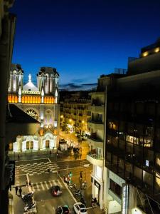 ニースにあるSplendid apart in the heart of Niceの夜の街の建物