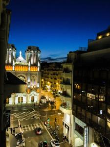 - une vue sur un bâtiment situé dans une ville la nuit dans l'établissement Splendid apart in the heart of Nice, à Nice
