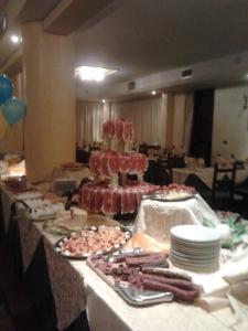 uma linha de buffet com carne e salsichas numa mesa em Lo Scoiattolo em Castellafiume