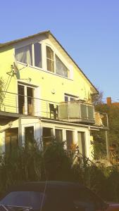 アラースハウゼンにあるhelles Dachstudioの白い家(椅子付きのバルコニー付)