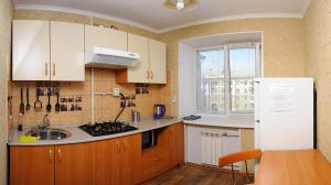 オムスクにあるOmskSutki Apartments in city centreの小さなキッチン(木製キャビネット、シンク付)