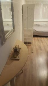 Zimmer mit einem Tisch, einem Spiegel und einem Bett in der Unterkunft Apartment for You in Klaipėda