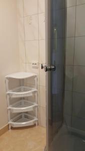 La salle de bains est pourvue d'une douche avec une porte en verre. dans l'établissement Apartment for You, à Klaipėda