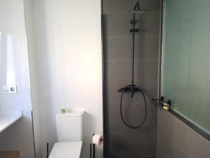 アレーナス・デ・サン・ペドロにあるCasa Aquelcabosのバスルーム(シャワー、トイレ付)