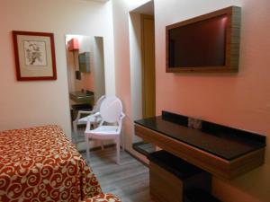 Televiisor ja/või meelelahutuskeskus majutusasutuses Hotel Dharma