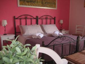 a bedroom with a bed with two towels on it at Oasi del Lago in Regalbuto