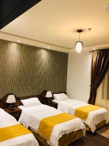 Кровать или кровати в номере Shamat Jeddah Furnished Units