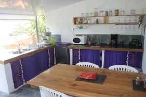 Кухня или мини-кухня в océan studio
