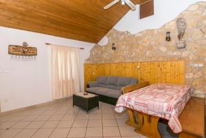 un salon avec un canapé et une table dans l'établissement House Santa Barbara, à Postira