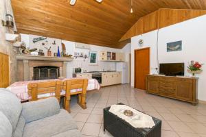 une cuisine et un salon avec un canapé et une table dans l'établissement House Santa Barbara, à Postira