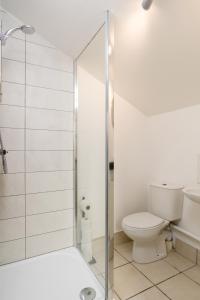 Ένα μπάνιο στο House for Families or Groups near Cardiff City Centre +27 φωτογραφίες