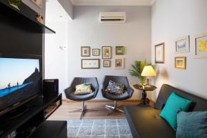 sala de estar con 2 sillas y TV de pantalla plana en Family Apartment 2 Rooms in Copacabana, en Río de Janeiro