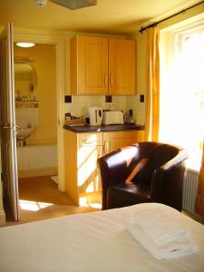 A kitchen or kitchenette at The Bell Inn 