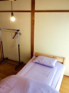 Tempat tidur dalam kamar di Kitatono Guest House