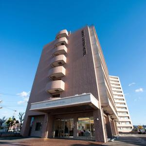 Omura Station Hotel في Omura: مبنى فيه بلكونات جنبه