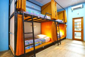 pokój z łóżkiem piętrowym z 2 łóżkami piętrowymi w obiekcie New Ubud Hostel w mieście Ubud