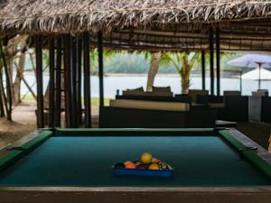 un cesto di frutta in cima a un tavolo da biliardo di Le Domaine De Tam Hai Resort ad An Hòa