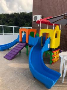 um parque infantil com um escorrega no telhado em Oriental Praia Hotel em João Pessoa