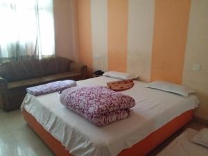 łóżko z poduszkami w pokoju w obiekcie Hotel Narayan Palace w mieście Amarsar