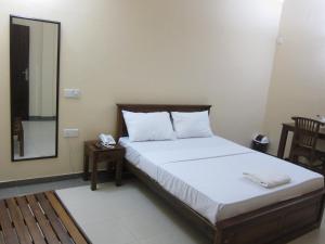 Postel nebo postele na pokoji v ubytování Hotel Oviya