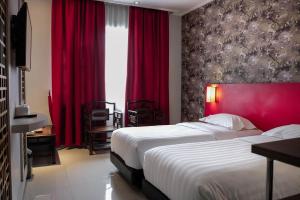 A bed or beds in a room at Onih Hotel