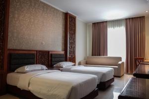 A bed or beds in a room at Onih Hotel