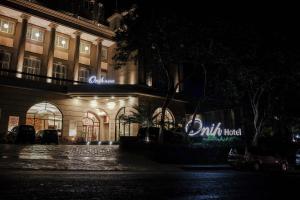 un bâtiment avec un panneau d'hôtel la nuit dans l'établissement Onih Hotel, à Bogor