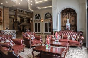 A seating area at Onih Hotel