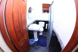 y baño con aseo y lavamanos. en Fort Thari Inn, en Galle